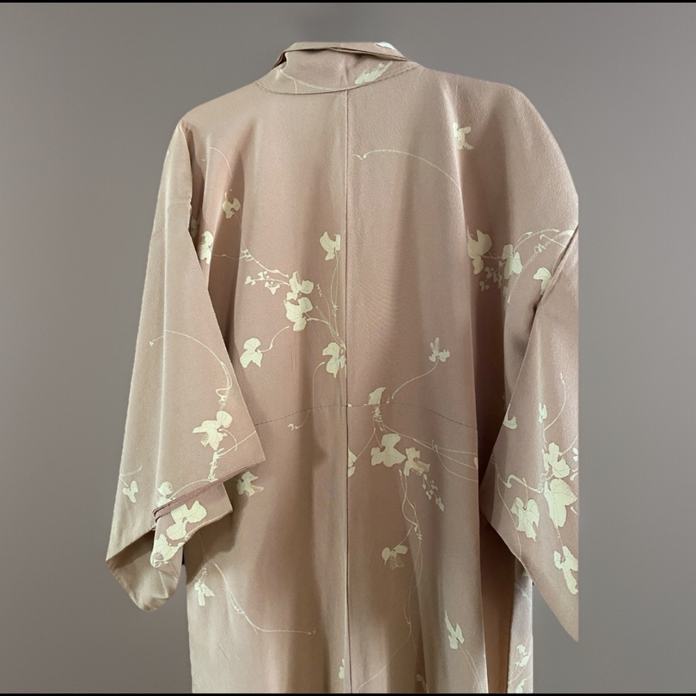 Antique vintage SILK JAPANESE KIMONO
HAORI SILK FLORAL Excellent Condition. - Picture 5 of 12
